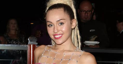 miley cyrus clit|Miley Totally Naked! Singer Shows Boobs & Crotch in New。